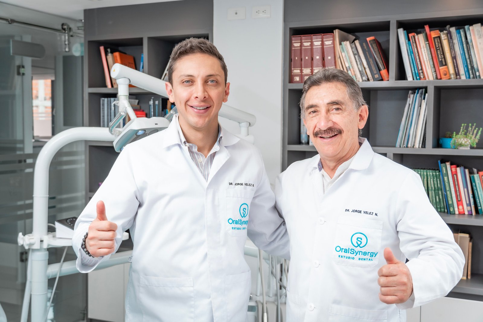 Dr. Jorge Vélez Núñez y Dr. Jorge Luis Vélez, un legado de experiencia en odontología en Oral Synergy