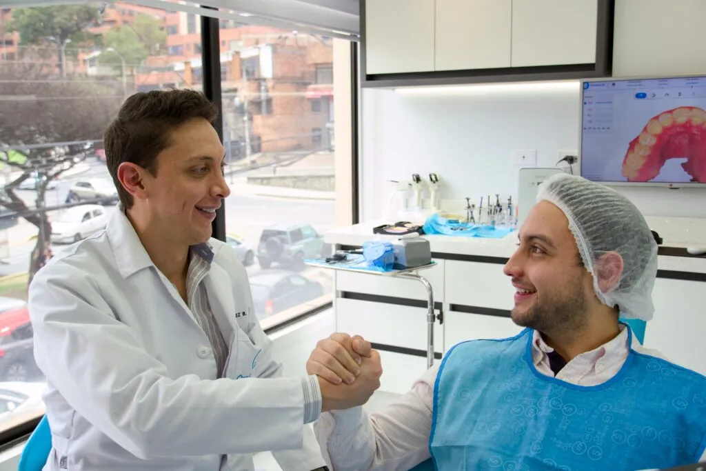 Odontólogo de Oral Synergy Cuenca atendiendo paciente con profesionalismo