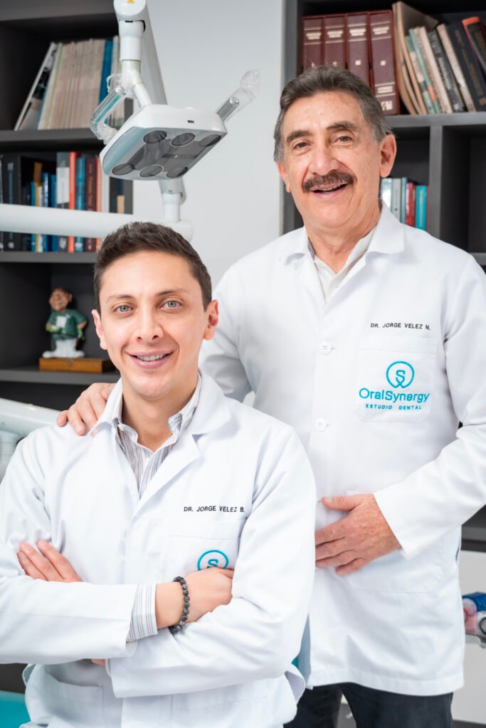 Dr. Jorge Vélez Nuñez y Dr. Jorge luis Vélez, odontólogos especialistas en clínica Oral Synergy Cuenca