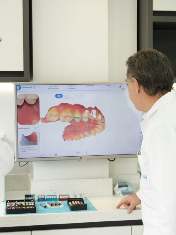 Odontologos de clínica dental Oral Synergy Cuenca analizan y planifican el tratamiento del paciente