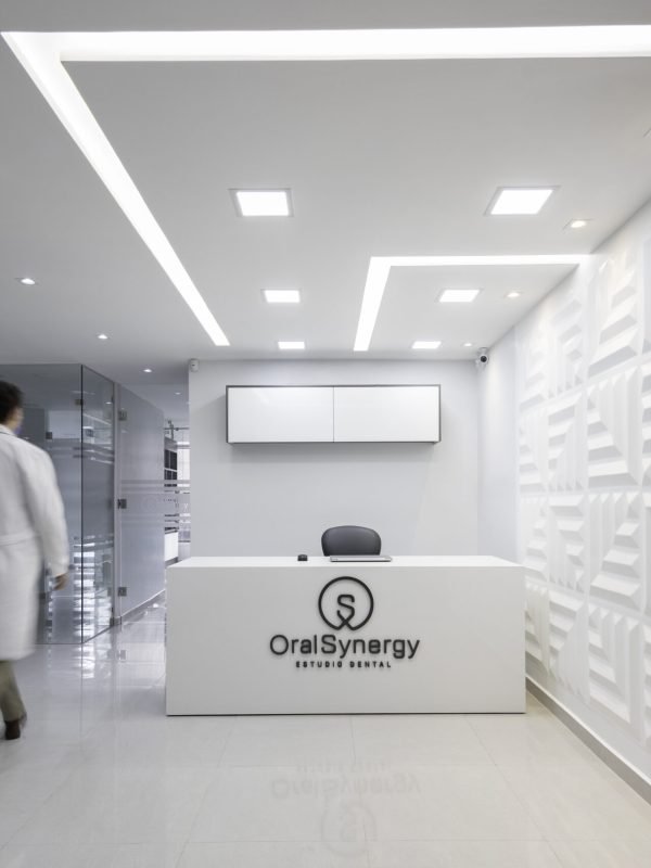 Interior moderno de clínica dental Oral Synergy en Cuenca