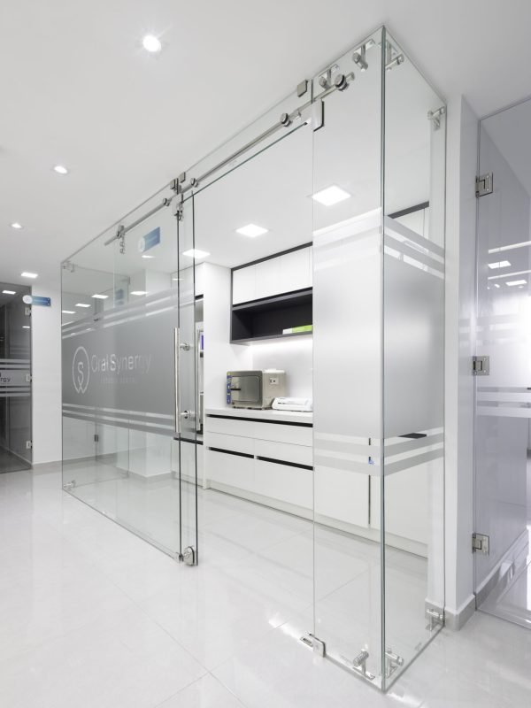 Interior de consultorio de odontología conservadora en Oral Synergy Cuenca