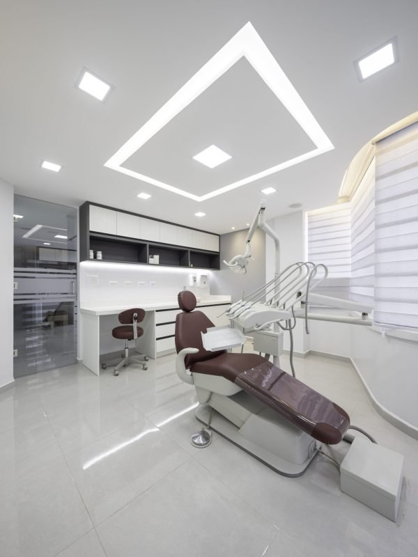 Interior de consultorio de odontología conservadora en Oral Synergy Cuenca